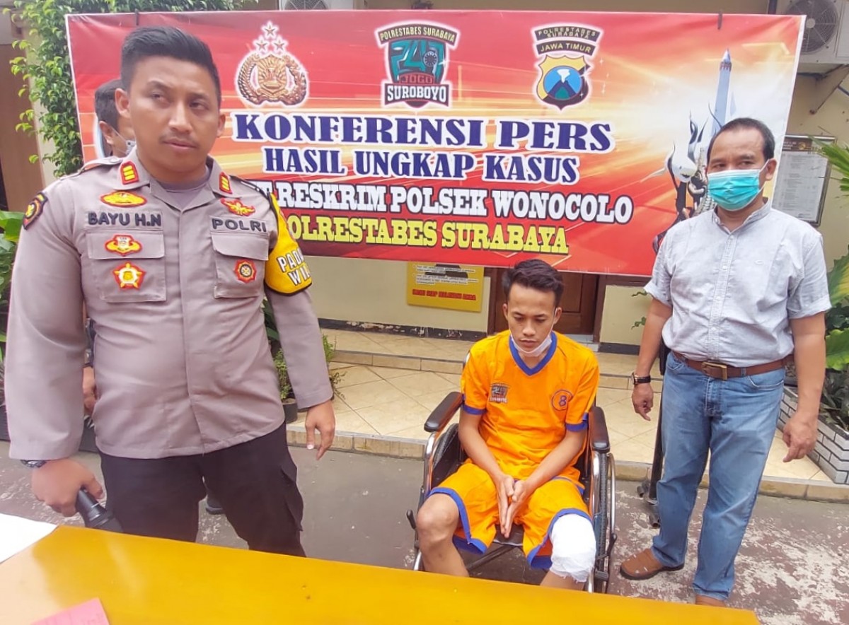 Kapolsek Wonocolo AKP Bayu Halim Nugroho didampingi Kanitreskrim AKP Ristitanto memamerkan pelaku curanmor (Polsek Wonocolo for jatimnow.com)