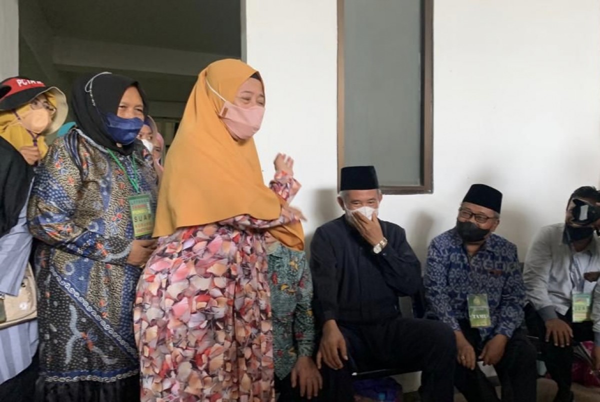 Sofwatul Ummah, ibu dari Moch Subchi Azal Tsani alias Mas Bechi, terdakwa pencabulan terhadap santriwati saat hadir di PN Surabaya. (foto: Zain Ahmad/jatimnow.com).