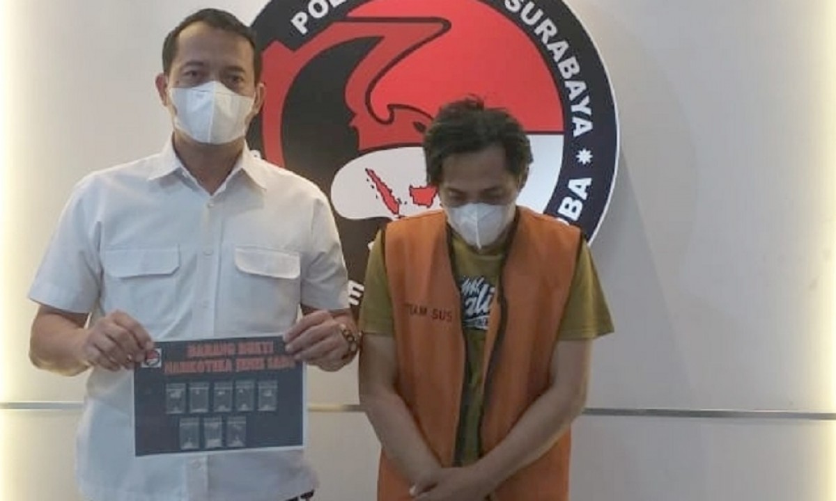 Tersangka YP diamankan polisi. (Foto: Satnarkoba Polrestabes Surabaya)