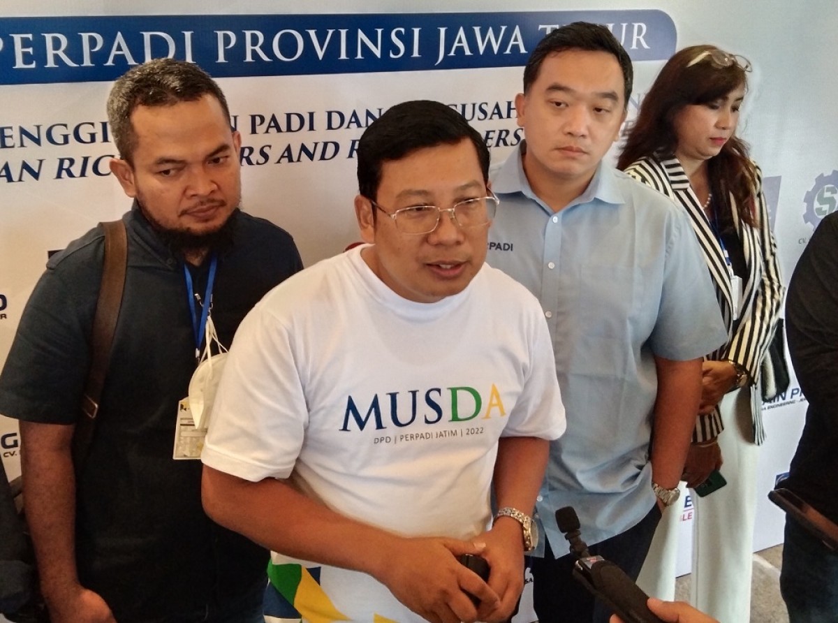 Kepala Badan Pangan Nasional, Arief Prasetyo Adi bersama pengurus Perpadi Jatim. (Foto: Galih Rakasiwi/jatimnow.com)