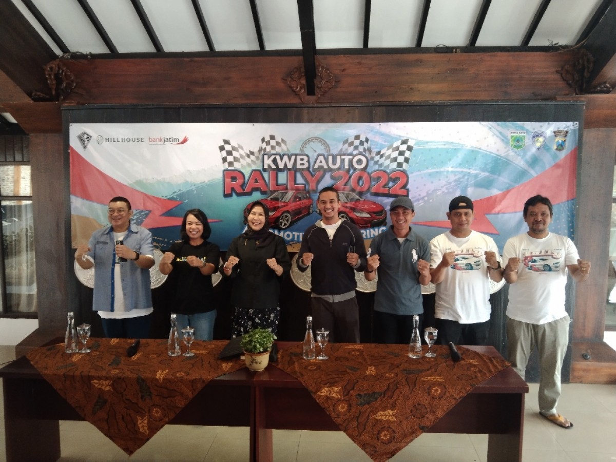 Wali Kota Batu, Dewanti Rumpoko bersama panitia Batu Art Festival dan KWB Auto Rally 2022. (Foto: