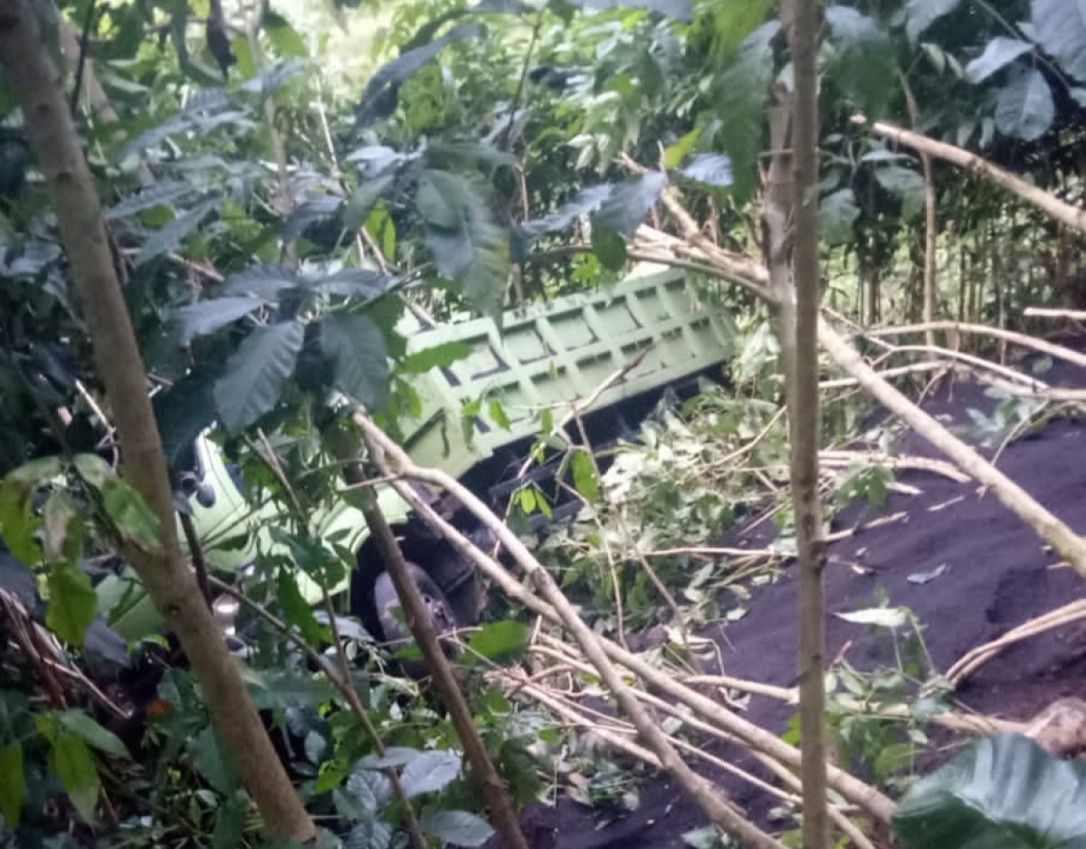 Truk pasir saat terperosok ke jurang di Bumiaji Kota Batu. (foto: BPBD Kota Batu for Jatimnow.com)