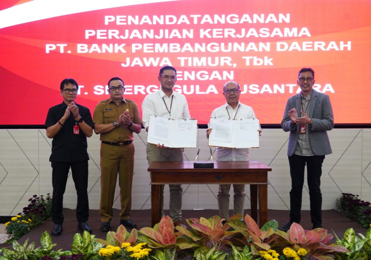 Penandatangan perjanjian kerja sama antara Bank Jatim dan PT Sinergi Gula Nusantara (Foto: bankjatim/jatimnow.com)