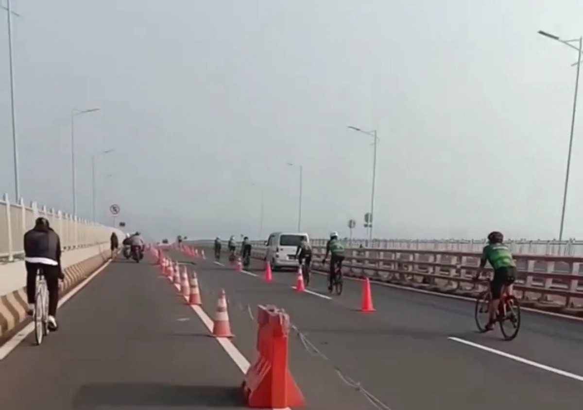 Aksi rombongan pesepeda melintas di jalur roda empat Jembatan Suramadu (Foto: Tangkapan layar video viral)