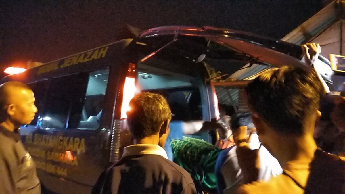 Jenazah korban saat tiba di rumah duka. (Achmad Supriyadi/jatimnow.com)