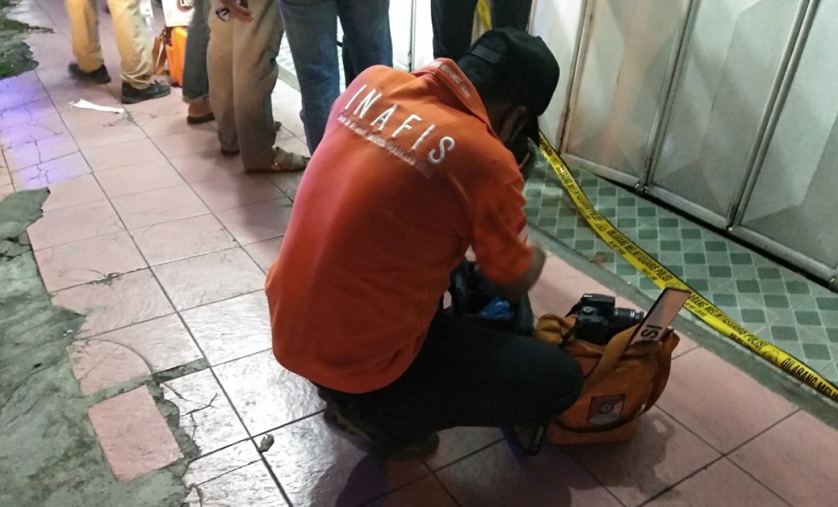Polisi saat melakukan olah tempat kejadian perkara di toko gorden. (Foto: Achmad Supriyadi/jatimnow.com)