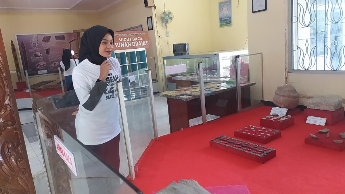 Peserta jelajah sejarah Disparbud Lamongan saat mengunjungi Musem Sunan Drajat. (Foto: Adyad Ammy Iffansah/jatimnow.com)