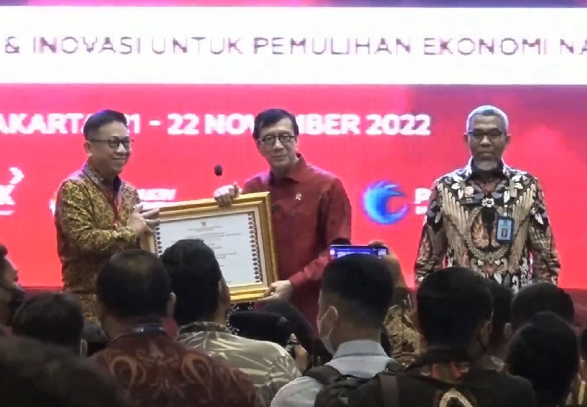 Rektor Ubaya Benny Lianto menerima penghargaan dari Menkumham RI, Yasonna Laoly. (foto: Ubaya for jatimnow.com)