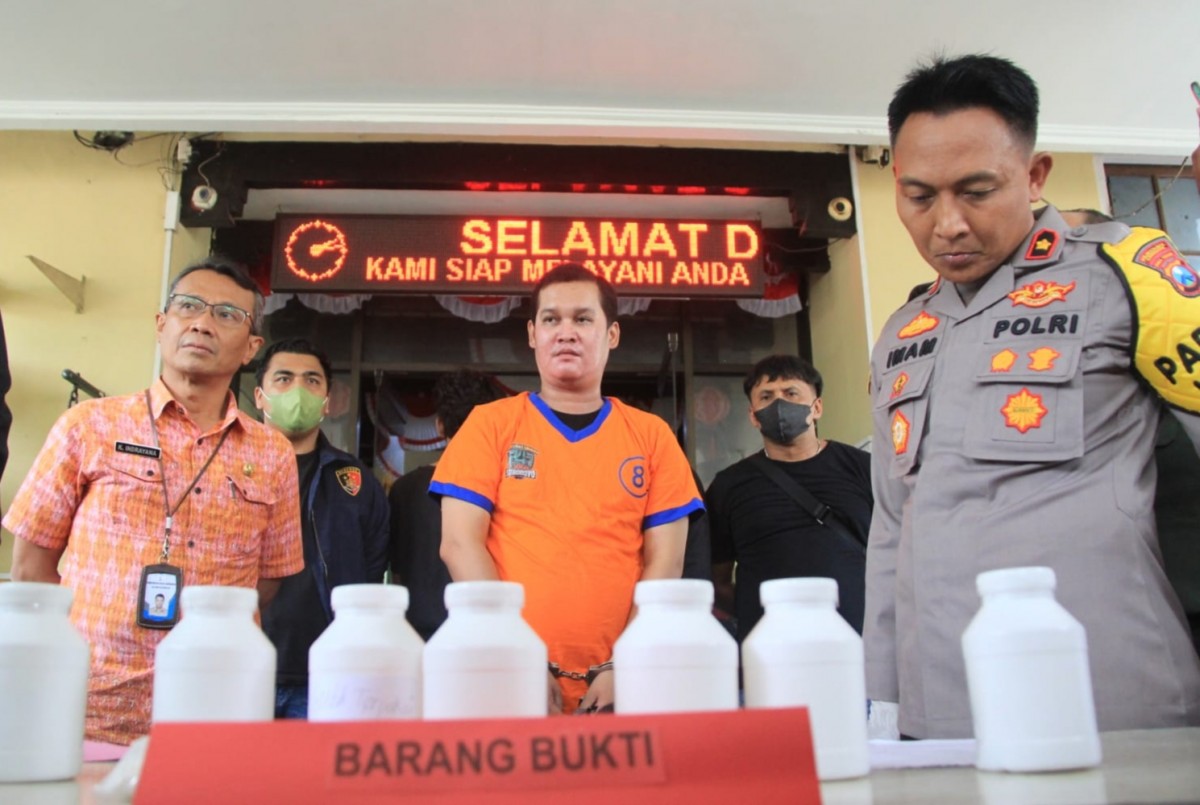 Pelaku saat dirilis di Polsek Tegalsari Surabaya