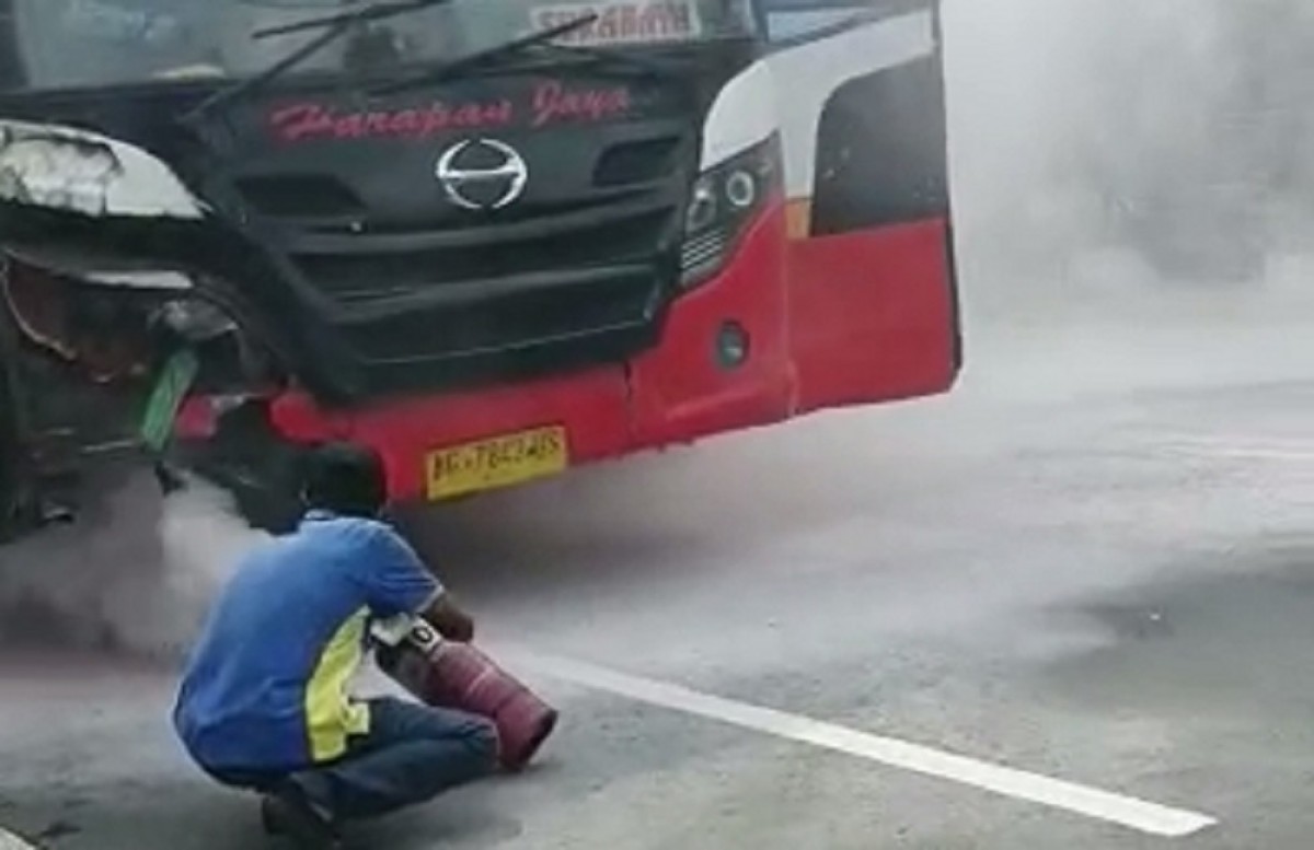 Kendaraan korban yang terbakar di kolong bus. (Foto: Elok Aprianto/jatimnow.com)