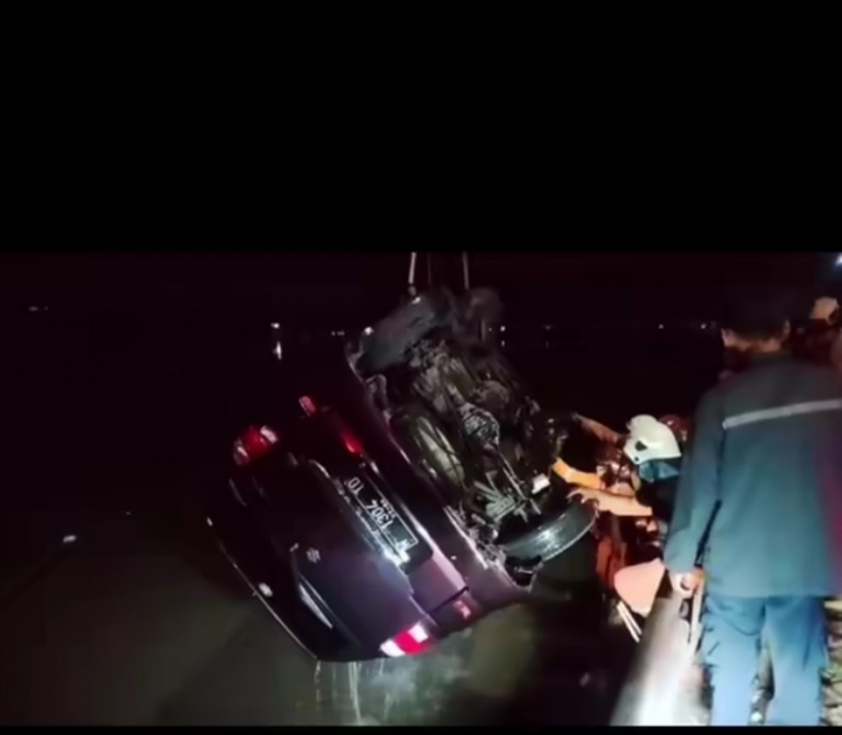 Suzuki APV Terjun ke Sungai di Surabaya, Begini Kondisi Korban