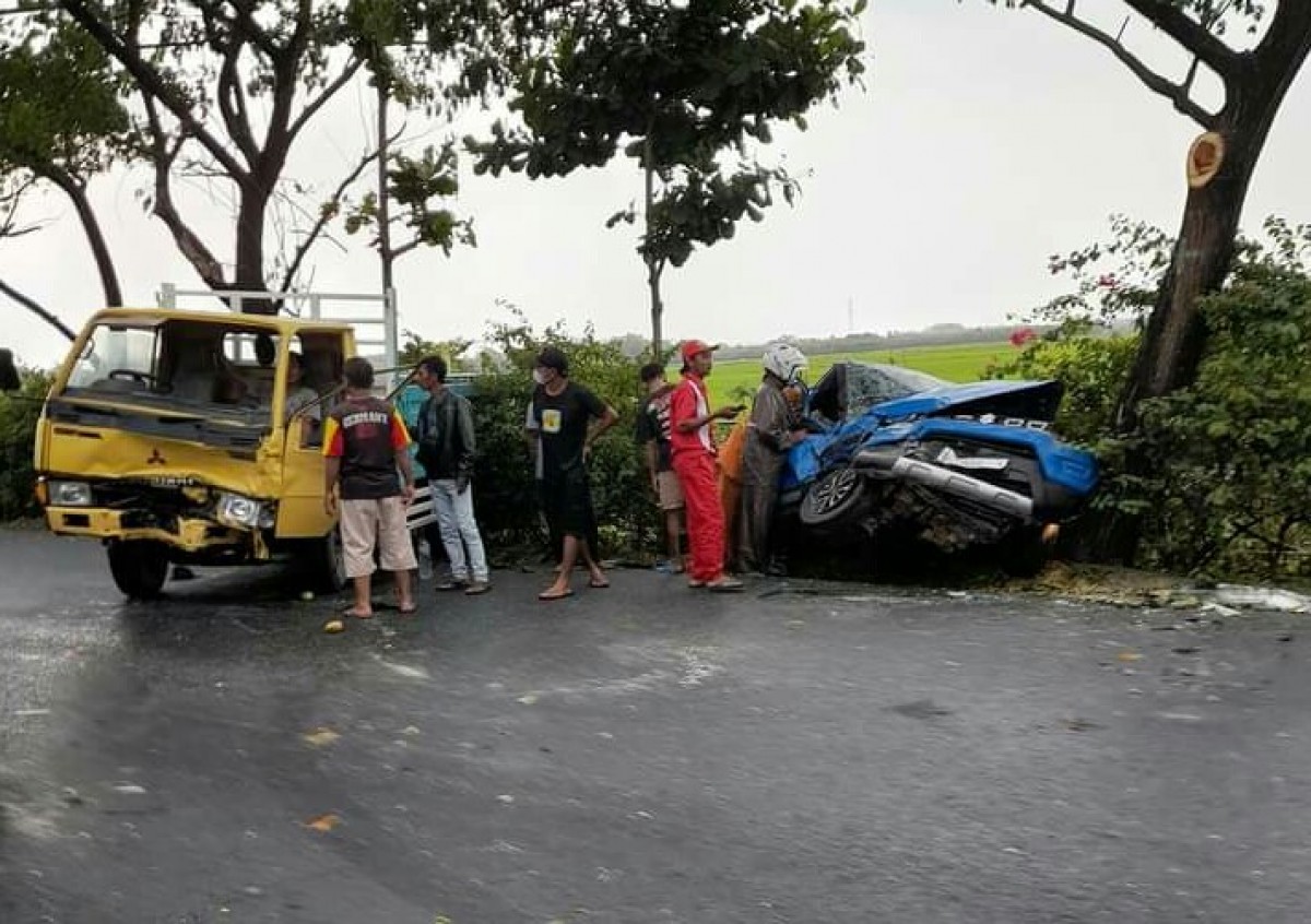 Kondisi kedua mobil yang ringsek setelah tabrakan adu moncong di Bojonegoro. (foto: Misbahul Munir/jatimnow.com)