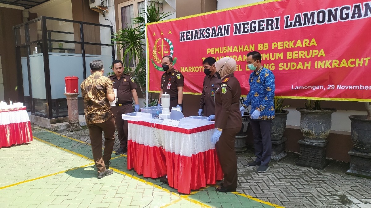 Pemusnahan barang bukti oleh Kejari Lamongan. (Foto: Adyad Ammy Iffansah/jatimnow.com)