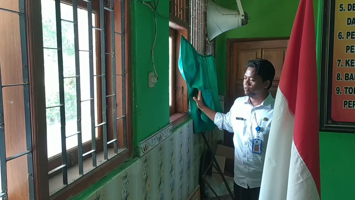 Jendela ruang guru yang dicongkel malingdi SDN Kauman 2 Kabuh, Jombang. (foto: Elok Aprianto/jatimnow.com))