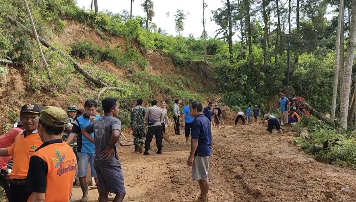 Pembersihan jalur longsor Ponorogo-Trenggalek (Foto: Mita Kusuma/jatimnow.com)