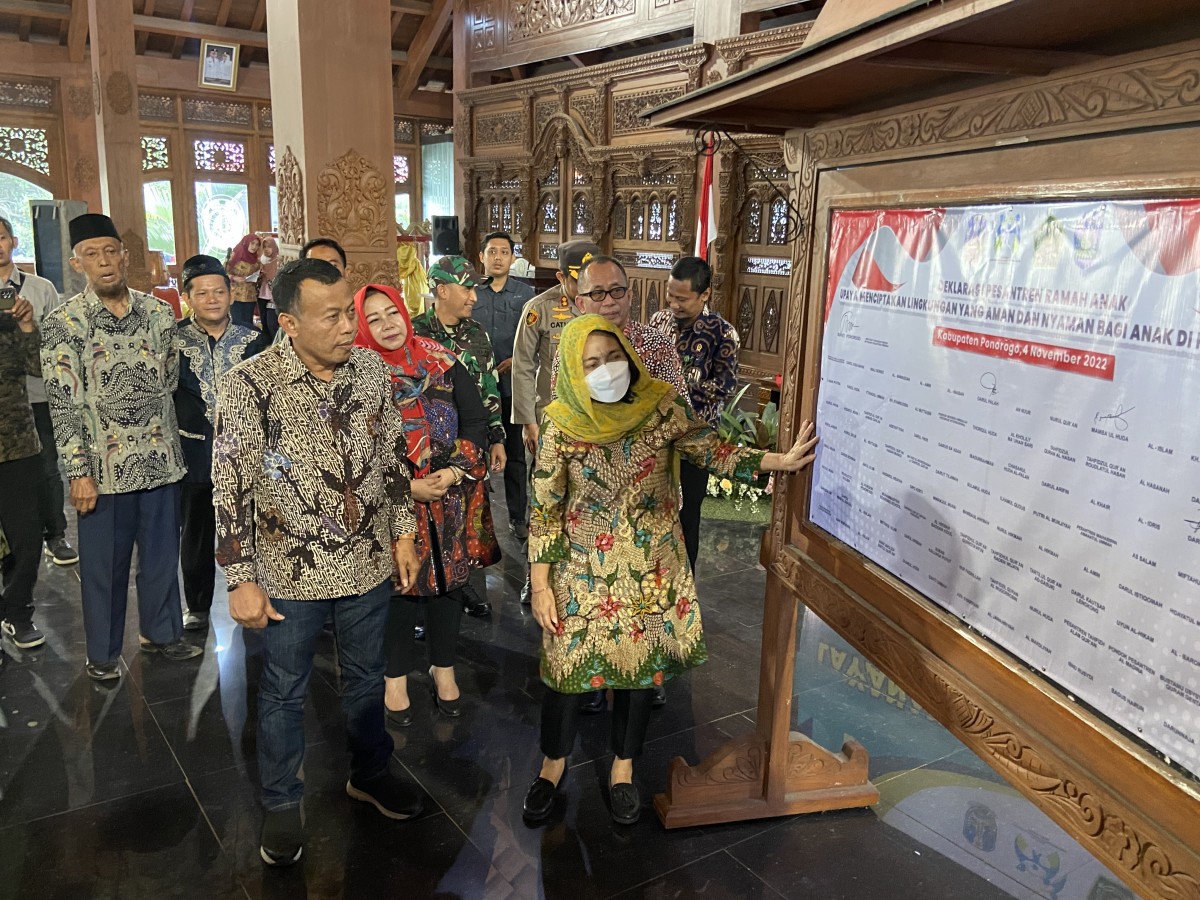 Penandatangan Deklarasi Ponpes Ramah Anak di Ponorogo (Foto: Mita Kusuma/jatimnow.com)