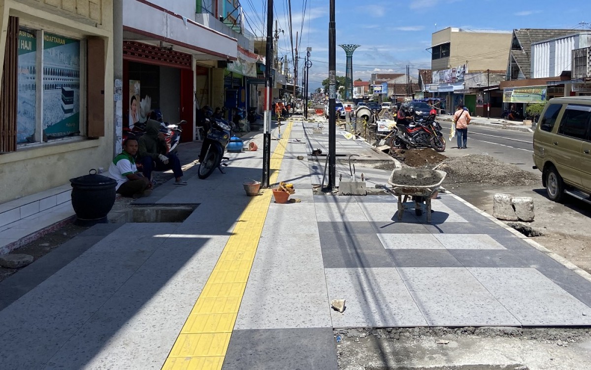 Jalur disabilitas di Pendestrian Jalan Urip Sumoharjo Ponorogo ada tiang (Mita Kusuma/jatimnow.com)