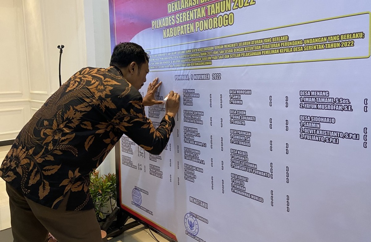 Salah satu cakades melakukan penandatanganan deklarasi damai di Mapolres Ponorogo (Foto: Mita Kusuma/jatimnow.com)