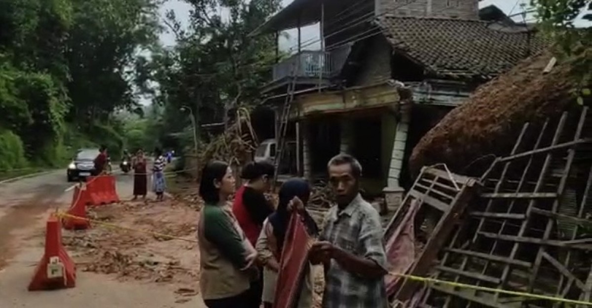 3 Rumah di Pacitan Hancur Diterjang Longsor Batu Raksasa