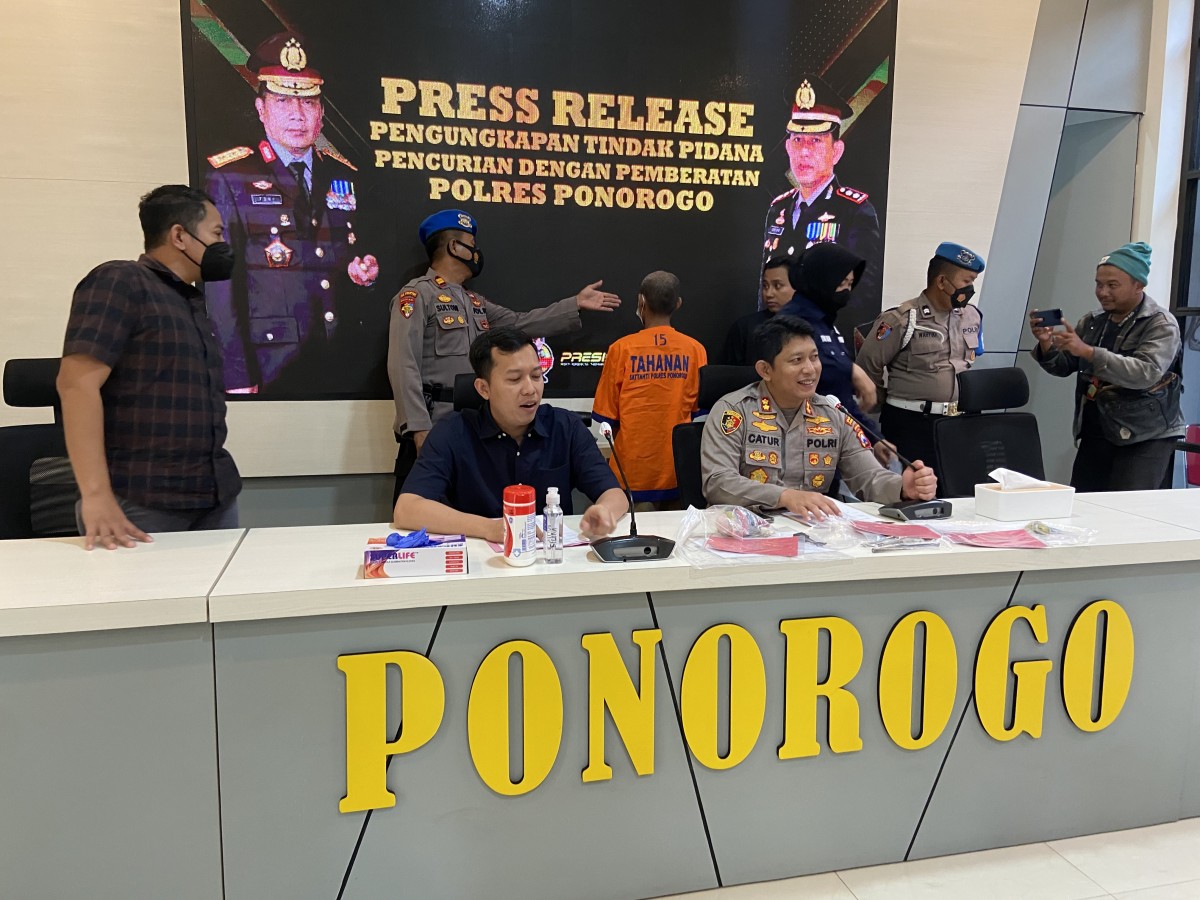 Salah satu pelaku dari komplotan bandit pencuri mobil pikap diamankan di Mapolres Ponorogo (Foto: Mita Kusuma/jatimnow.com)