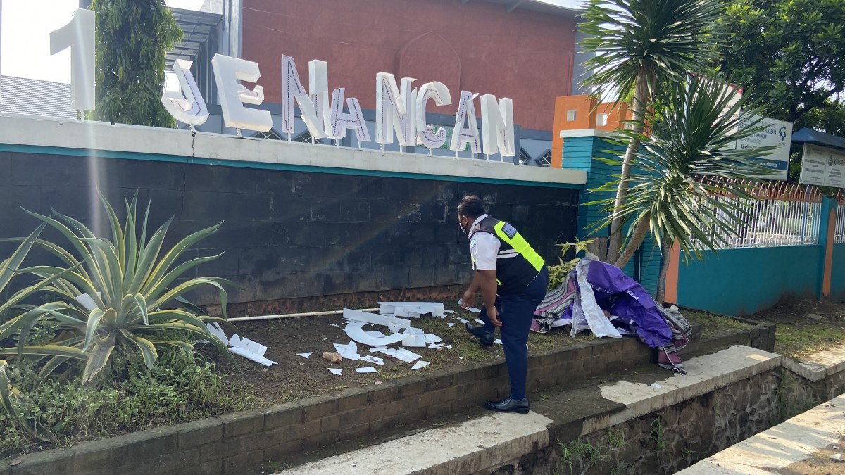 Neon box SMKN 1 Jenangan Ponorogo rusak buntut kericuhan suporter futsal antar sekolah (Foto: Mita Kusuma/jatimnow.com)