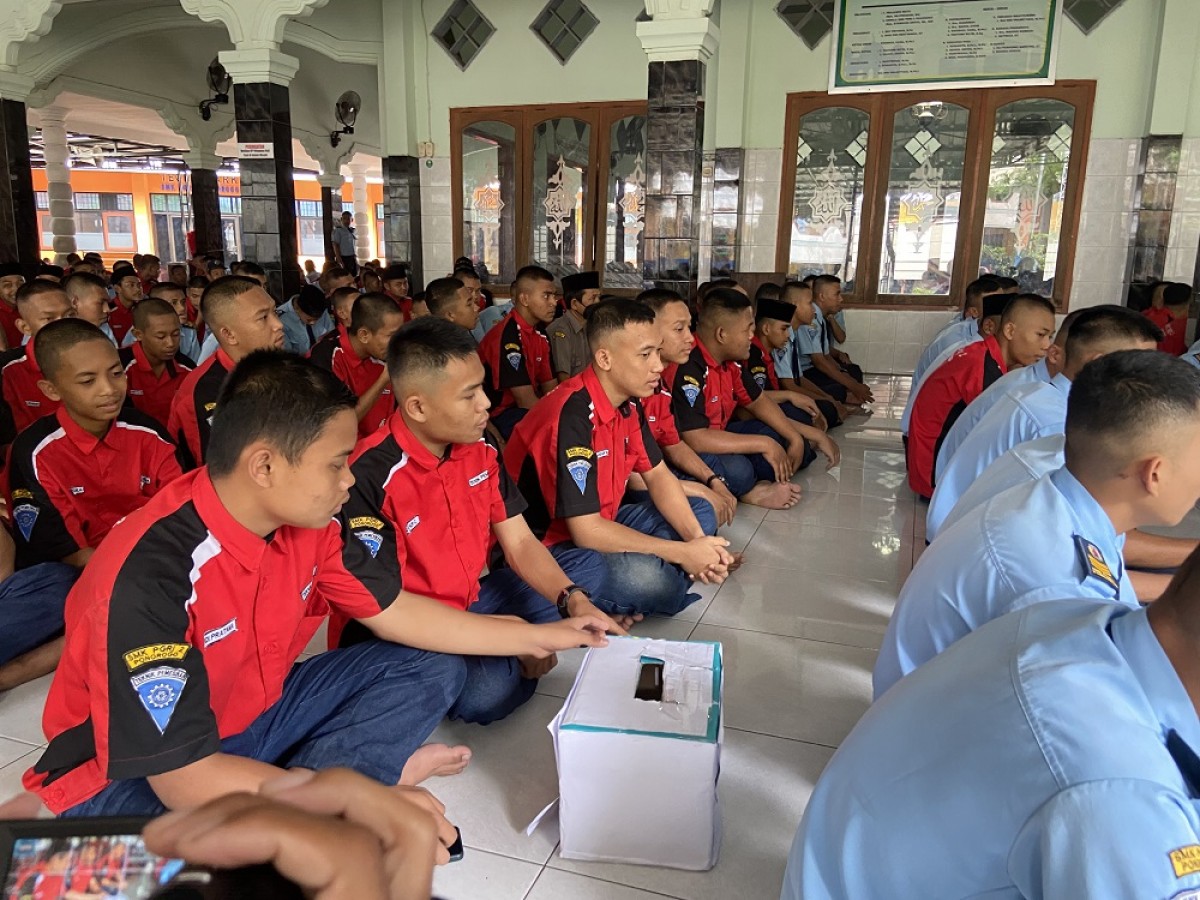 Penggalangan dana di SMK PGRI 2 Ponorogo untuk korban gempa bumi Cianjur (Foto: Mita Kusuma/jatimnow.com)
