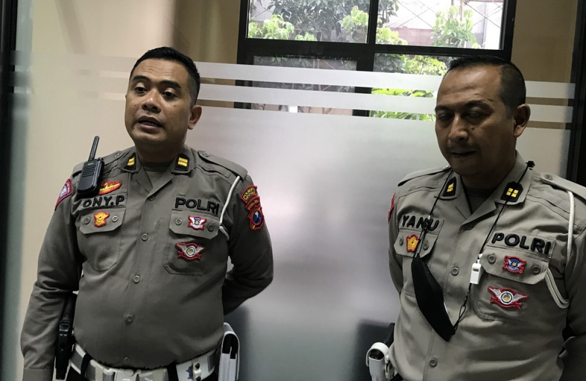 Kanit Gakkum Polres Sidoarjo Iptu Ony saat menjelaskan pelajar yang sudah mendapat pembinaan dari Polres Sidoarjo. (foto: Zainul Fajar/jatimnow.com)