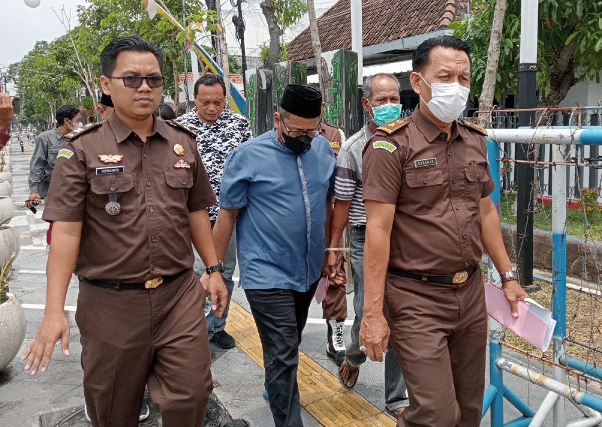 Oknum Jaksa Cabul Dikeler Berjalan Kaki ke Lapas Jombang