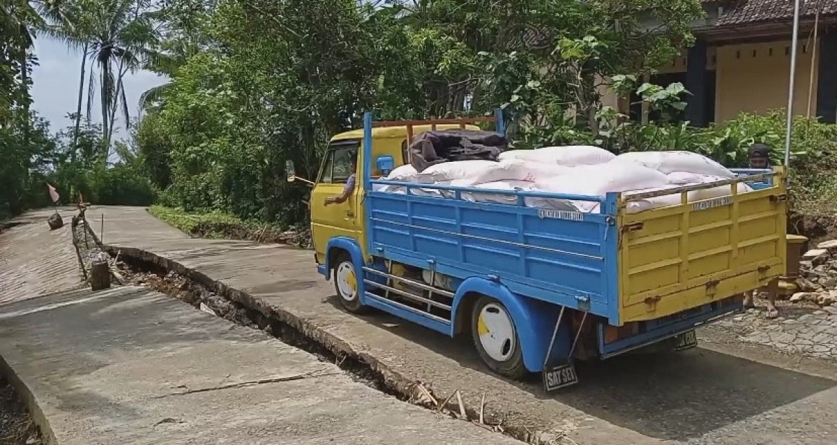 Kondisi jalan Sawoo-Sooko  yang ambles akibat longsor. (Foto-foto: Mita Kusuma/jatimnow.com)