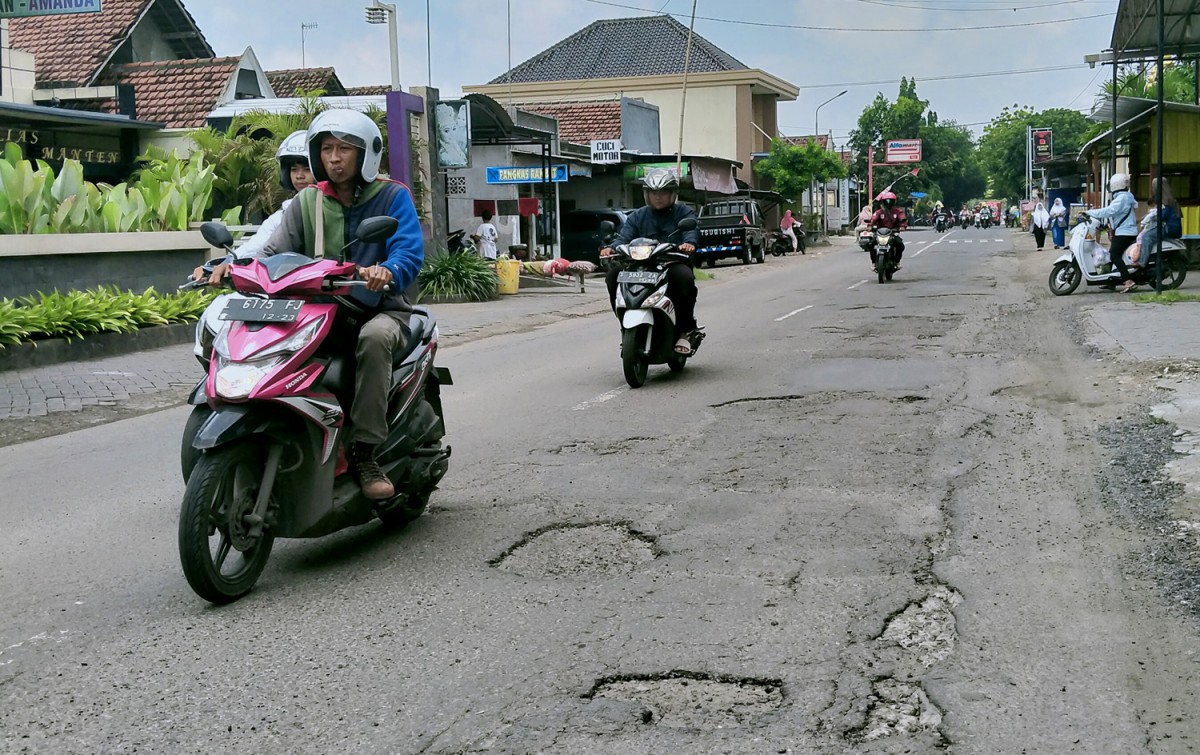 Jalan berlubang di sejumlah titik di Kecamatan Jogoroto, Jombang. (foto: Elok Aprianto/jatimnow.com)