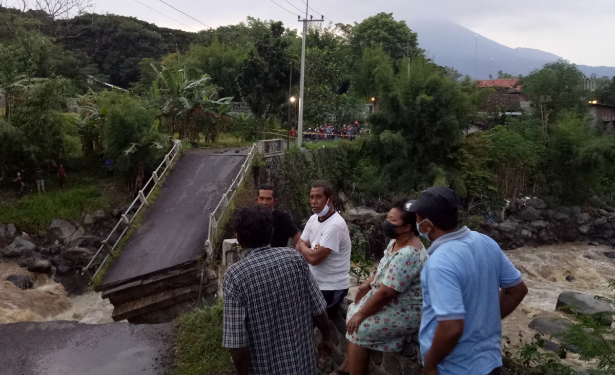 Jembatan Ngipik yang ambrol tahun 2021 hingga kini belum tersentuh renovasi. (foto: dok Mochamad Rois/jatimnow.com)