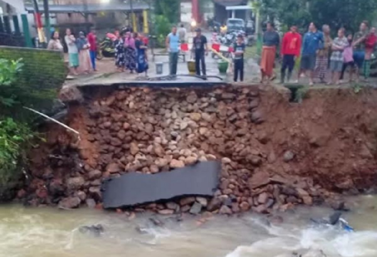 Bagian jembatan yang putus total. (Foto: Instagram @avinml)