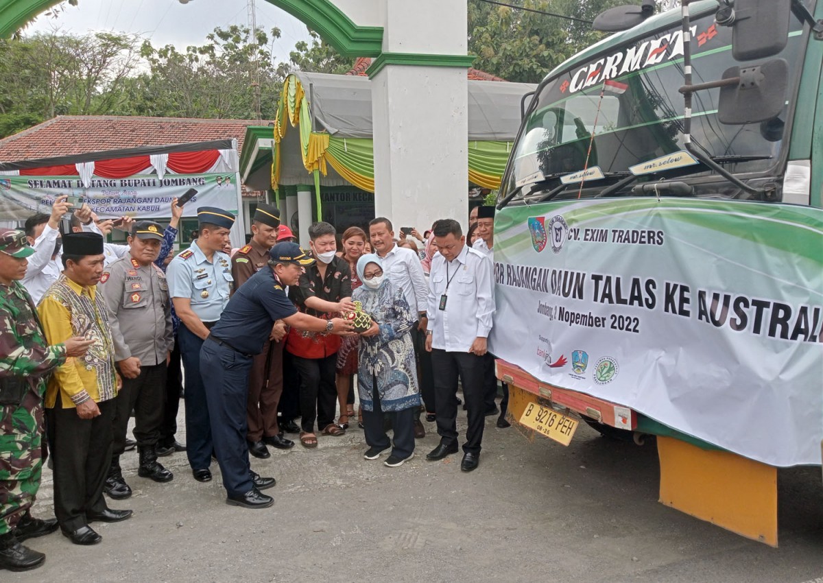 Pemberangkatan ekspor perdana daun talas dari Jombang ke Australia (Foto-foto: Elok Aprianto/jatimnow.com)