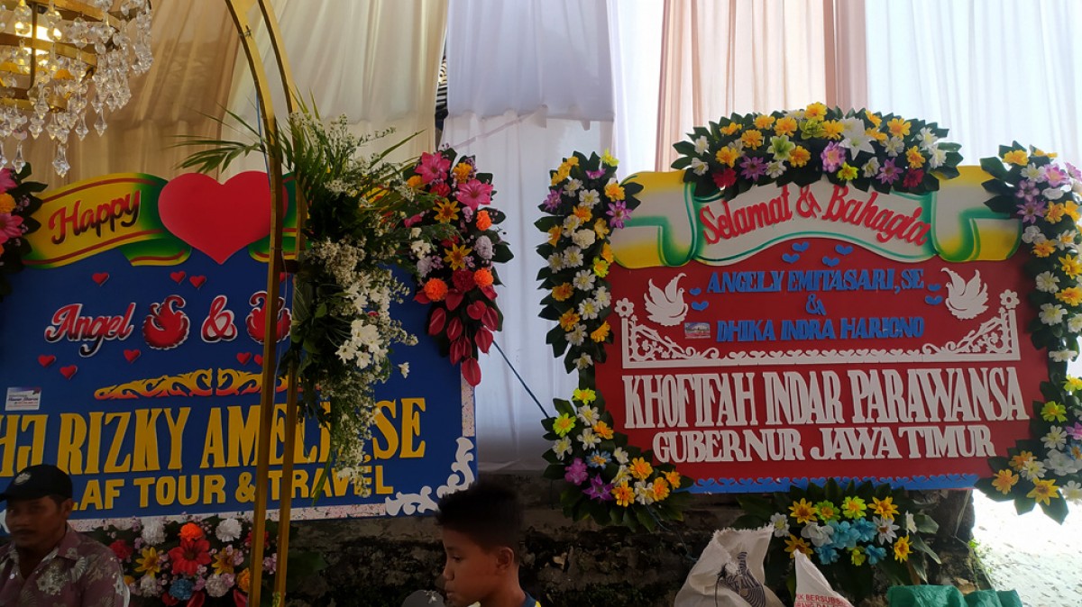 Gubernur Jatim, Khofifah Indar Parawansa mengirim karangan bunga kepada Angely Emitasari yang melangsungkan pernikahan, Minggu (20/11/2022)(foto: Adyad Ammy Iffansah/jatimnow.com)