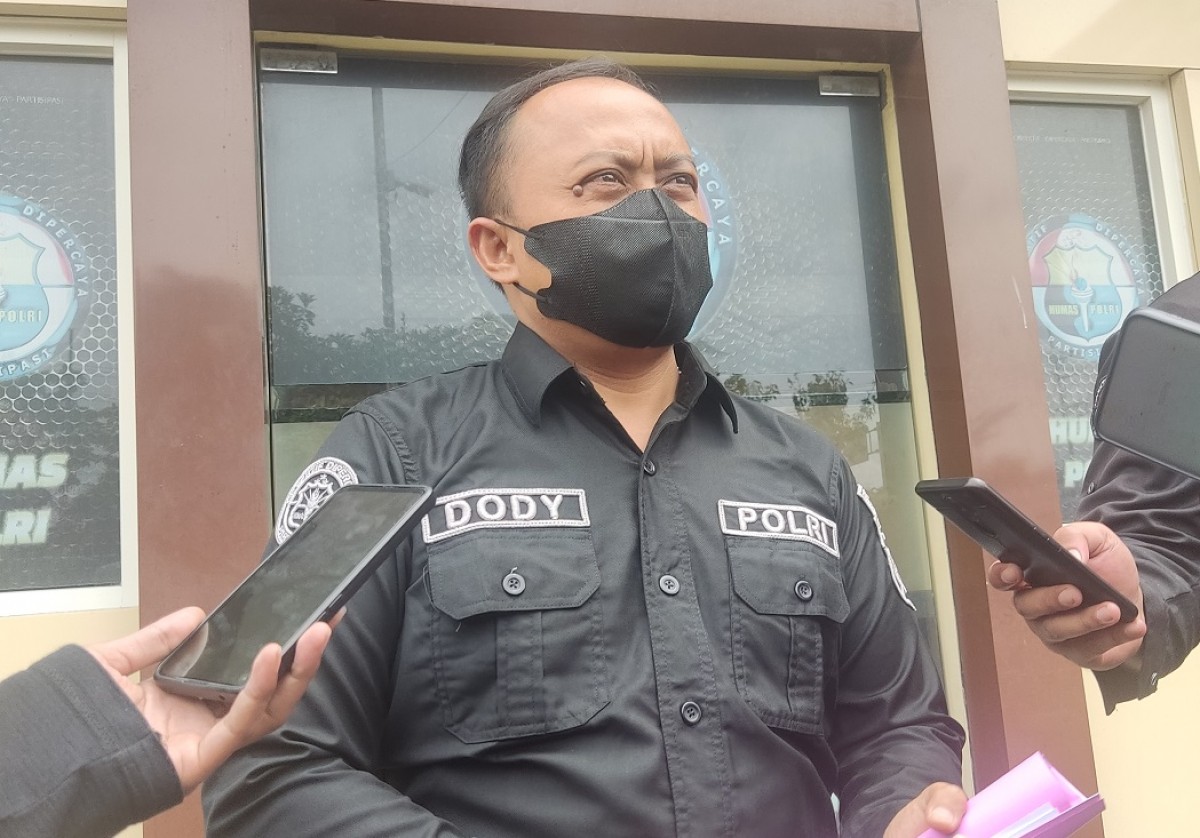 Kasi Humas Polres Sampang Ipda Dody Darmawan memberikan keterangan tahanan bunuh diri. (Foto: Fathor Rahman/jatimnow.com)