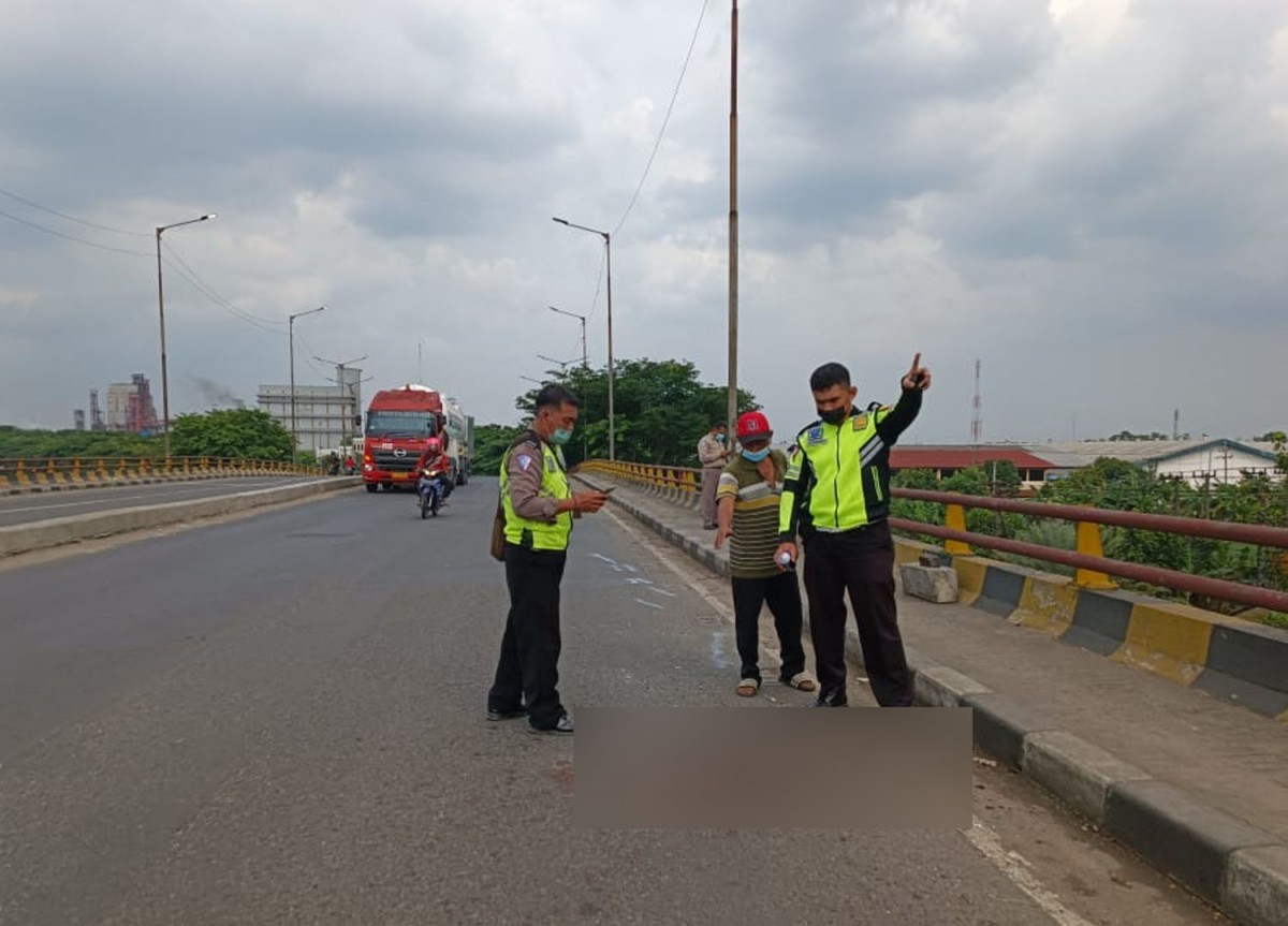 Polisi melakukan olah TKP di lokasi kecelakaan (Foto: Unit Gakkum Satlantas Polresta Sidoarjo for jatimnow.com)