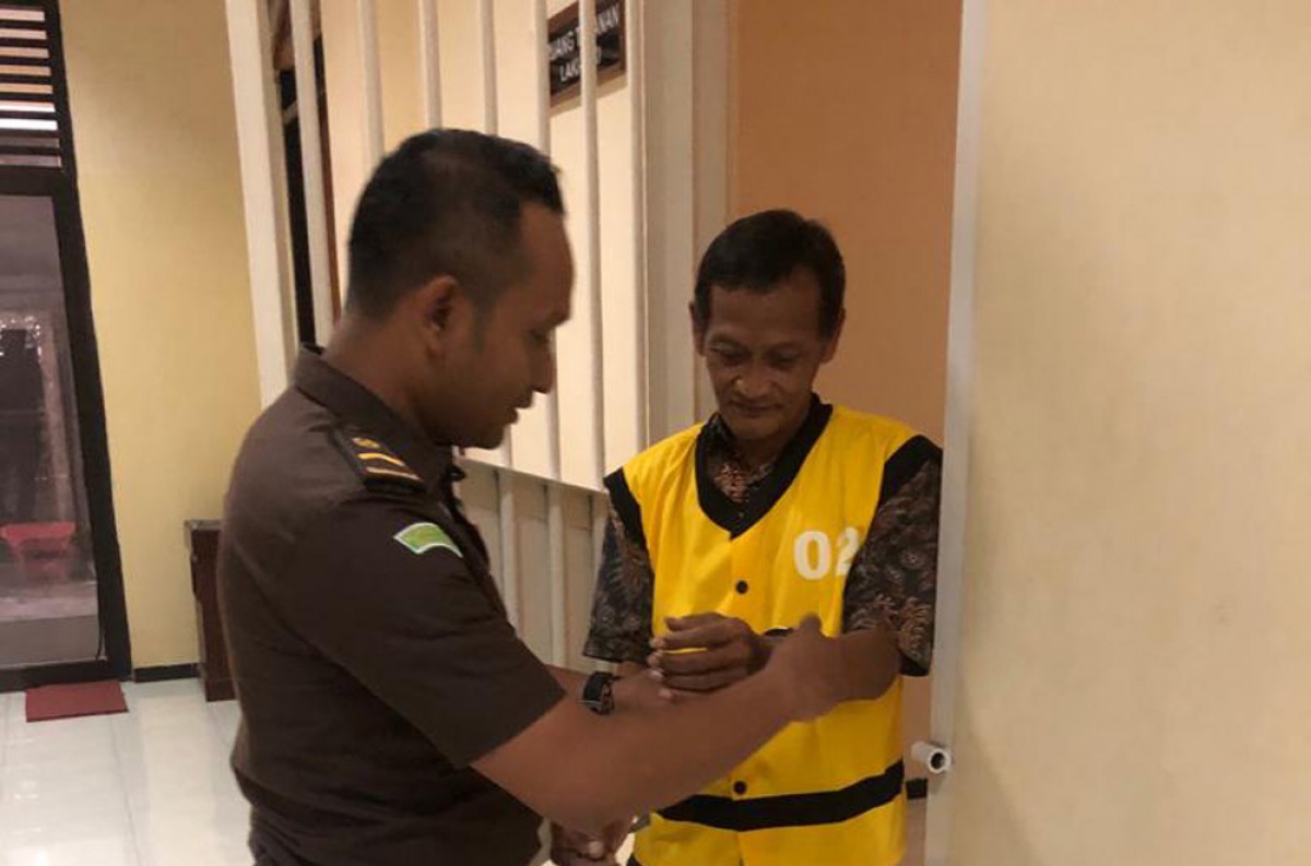 Tersangka saat berada di Kejaksaan Negeri Tulungagung. (Kejaksaan Negeri Tulungagung for jatimnow.com)