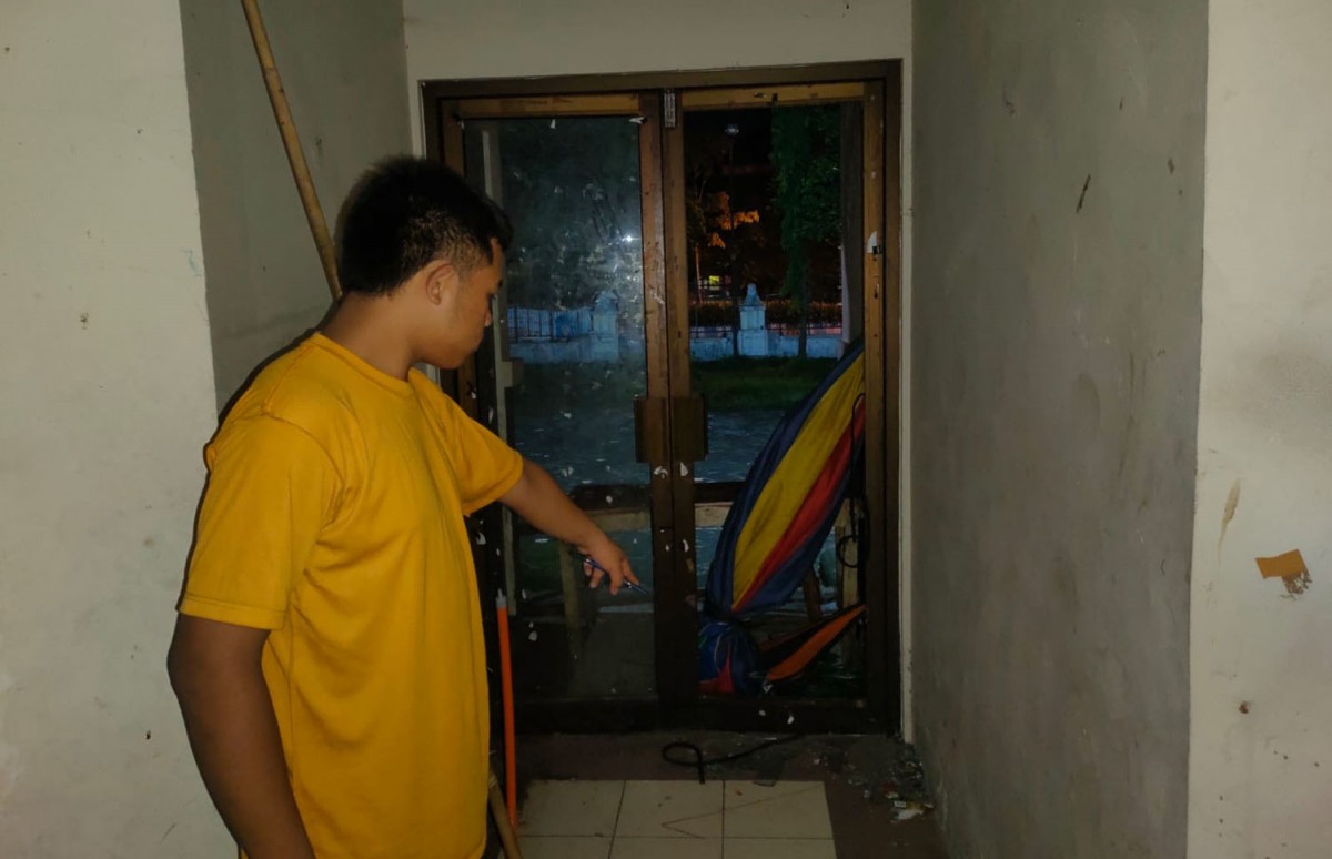 Kerusakan di Gor Singodimedjo Ponorogo akibat kericuhan suporter tim futsal antar sekolah (Foto: Andre for jatimnow.com)