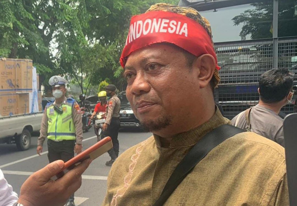 Ketum Orshid Joko Herwanto di depan Kantor PN Surabaya (Foto: Zain Ahmad/jatimnow.com)