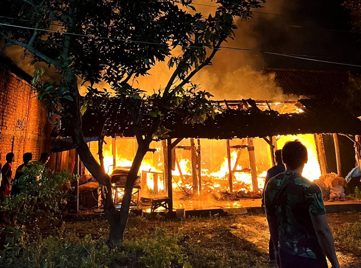 Rumah Kasiani penjual gorengan dilalap Si Jago Merah. (foto: humas Polres Ponorogo)