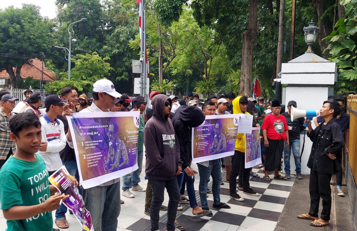 Sejumlah massa yang tergabung dalam Kompi Jatim menggelar orasi di depan Balai Kota Surabaya. (foto: Ni'am Kurniawan)