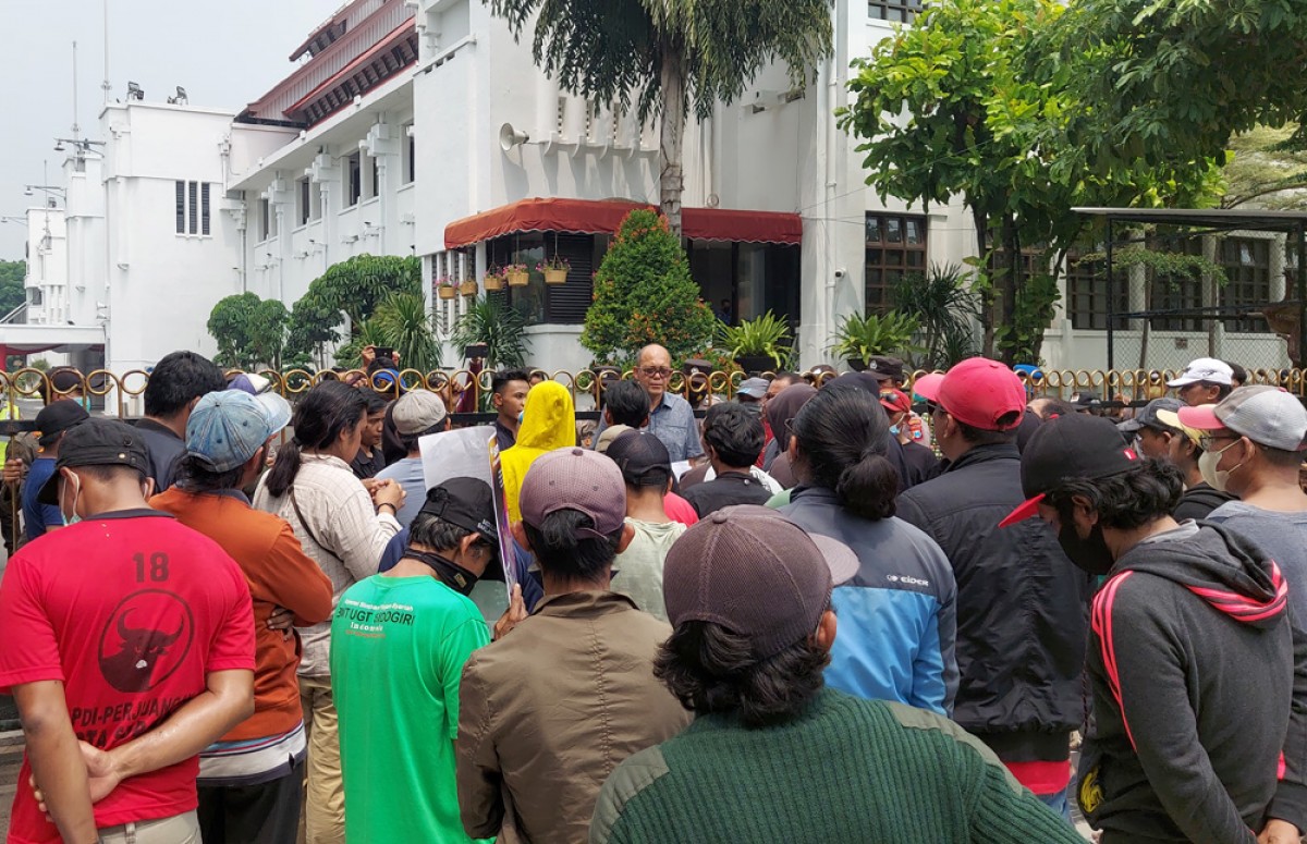 Salah satu simpatisan Kompi yang mengenakan atribut PDI Perjuangan hadir dalam demo terhadap Armuji di depan balai kota Surabaya, Kamis (17/11/2022) pagi. (foto: Ni'am Kurniawan/jatimnow.com)