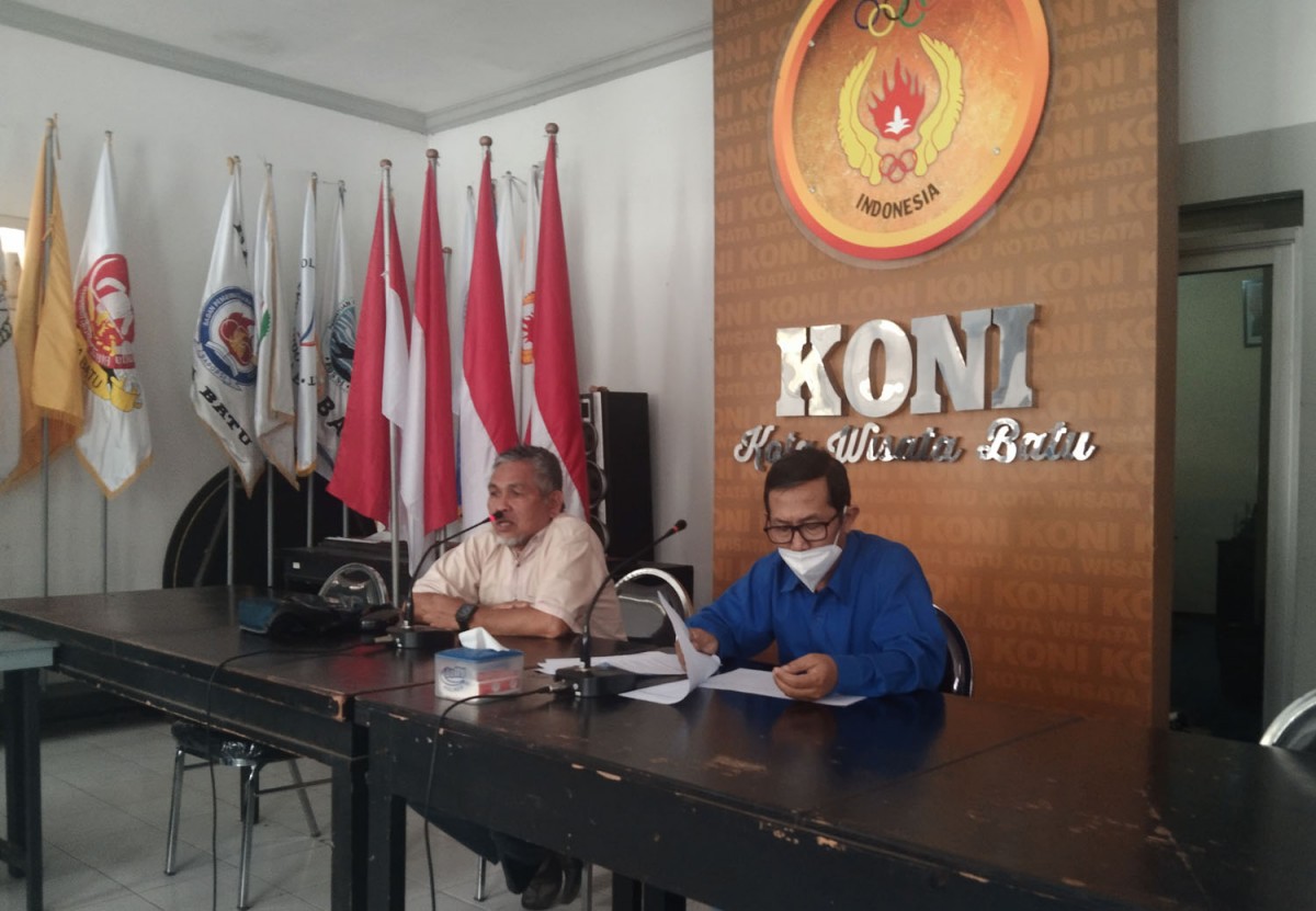 Ketua KONI Kota Batu, Mahfud (baju biru) saat memberikan keterangan pers (Foto: Galih Rakasiwi/jatimnow.com)