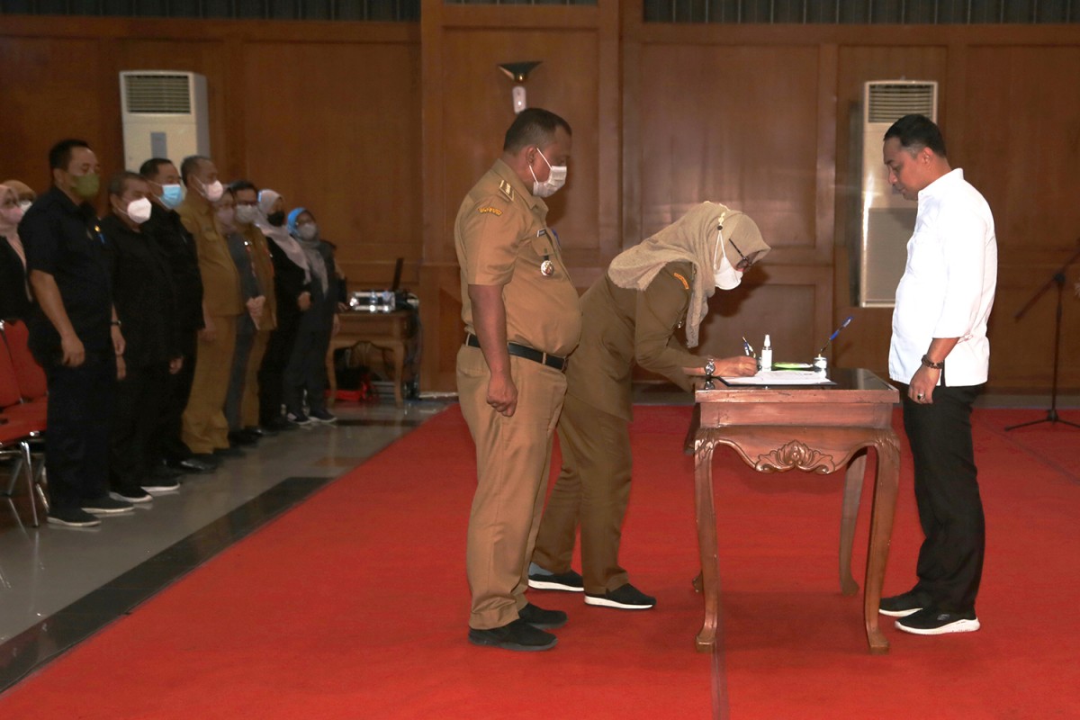 Walikota Eri Cahyadi saat mengumpulkan Lurah hingga Camat (Pemkot Surabaya for jatimnow.com)