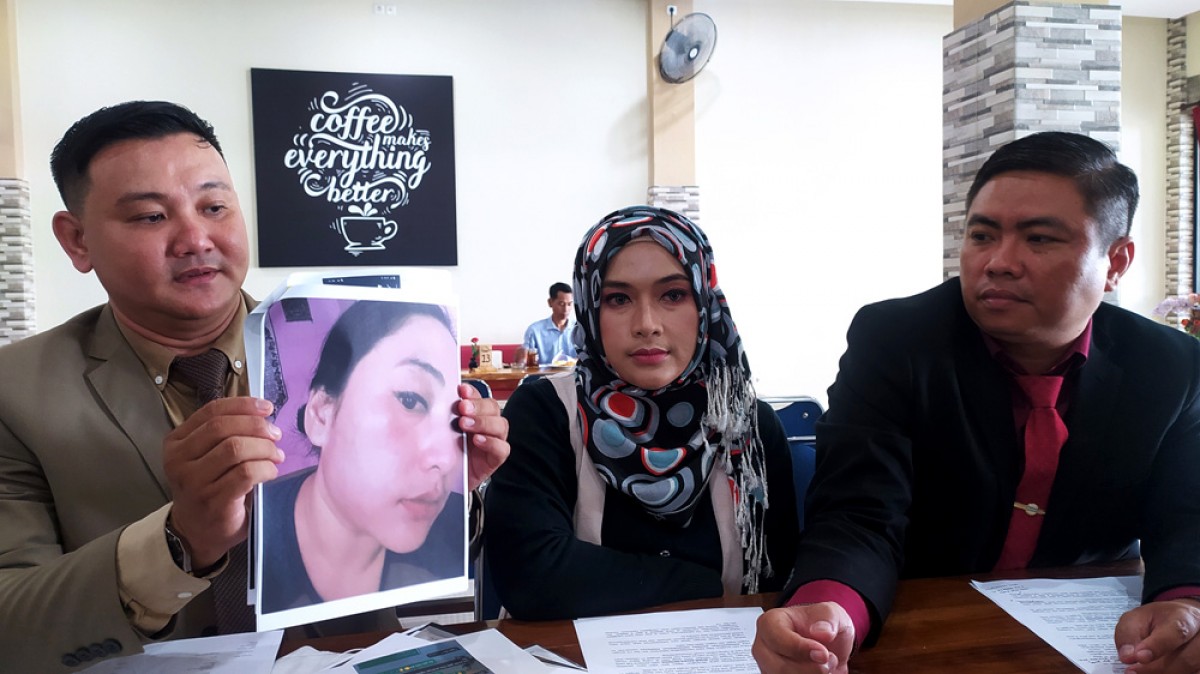 Korban KDRT saat memberikan keterangan terkait KDRT yagn ia terima.