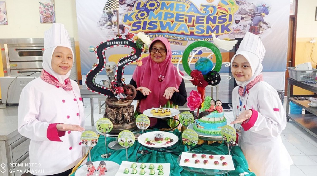 Kuny (kanan sendiri) bersama helper dan kepala SMKN 2 Ponorogo berfoto dengan karyanya yang menjadikan juara 1 LKS tingkat nasional. (Foto: Tarmin for jatimnow.com)