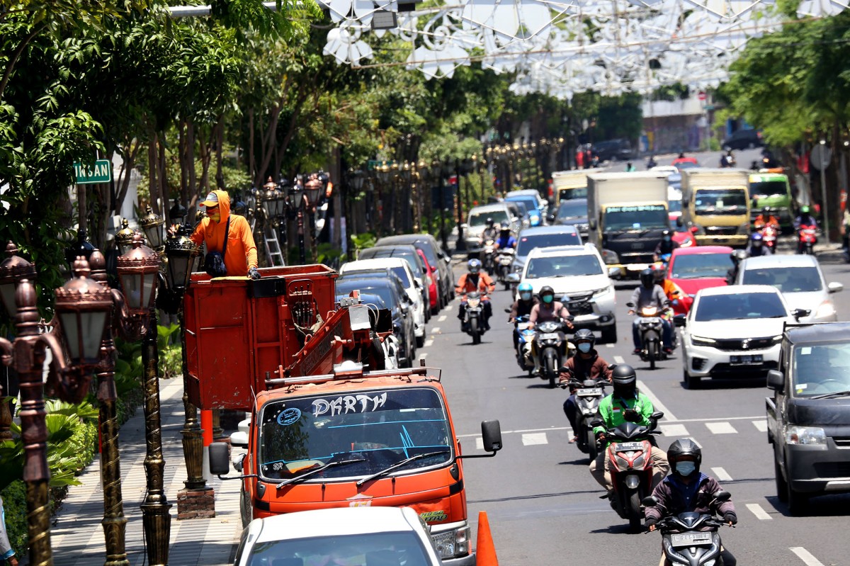 Petugas mempercantik lampu di Jalan Tunjungan yang hari ini ditutup untuk kegiatan. (foto dok Humas Pemkot Surabaya for jatimnow.com)