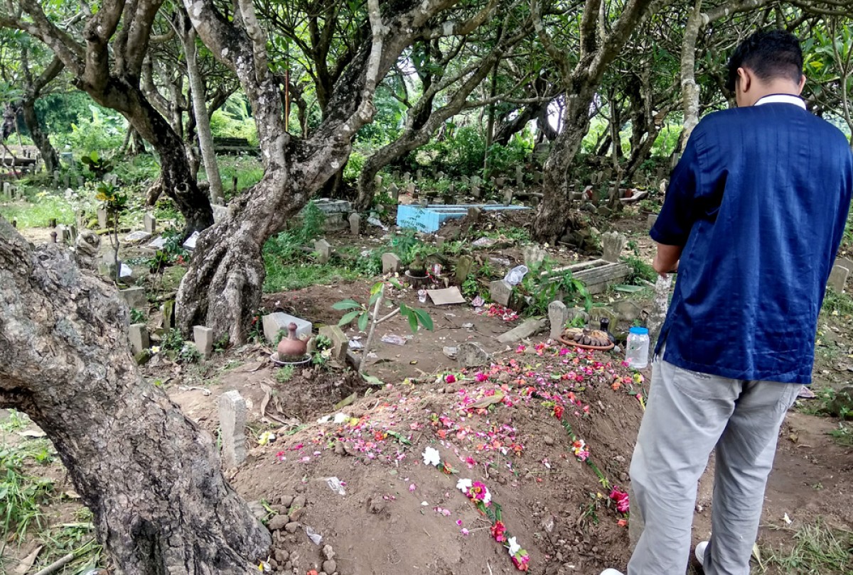 Makam korban yang diduga keracunan setelah hajatan. (Achmad Supriyadi/jatimnow.com)