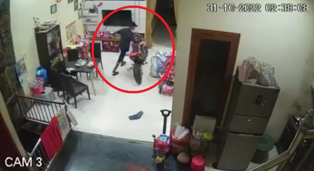 Pencuri beraksi di Perumahan Barunggu, Sambungrejo, Sukodono, Sidoarjo. (Foto: tangkapan layar CCTV)
