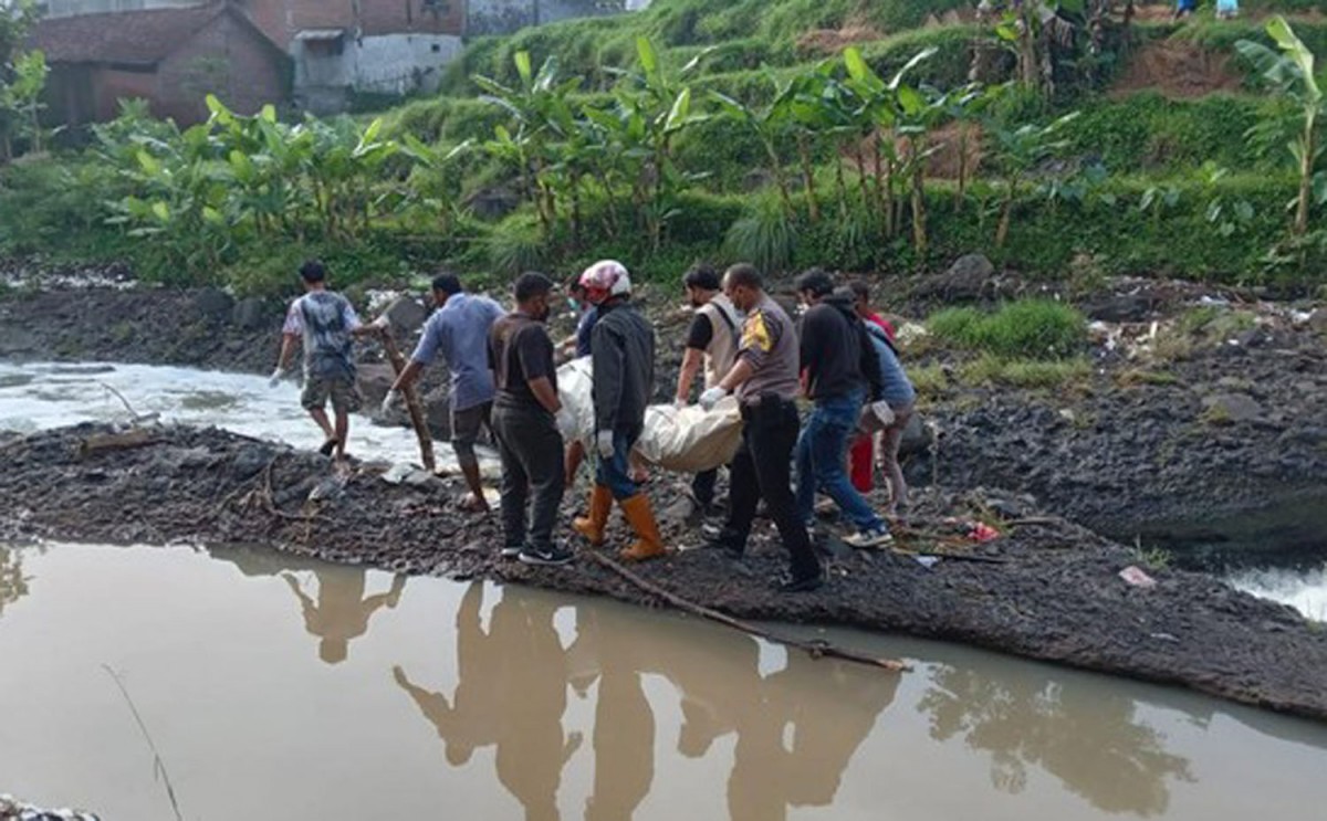 Evakuasi mayat gadis setengah telanjang di Malang (Foto: Polsek Lawang fot jatimnow.com)